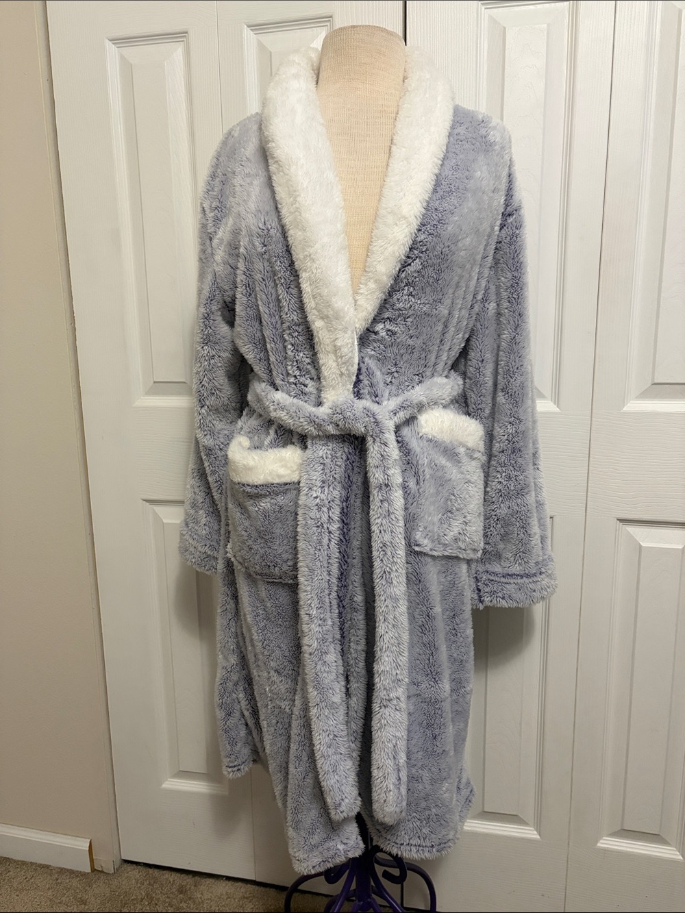 Lights off Light Violet Plush Shawl Collar Robe with Cream Trim Size Large